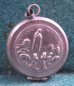 Old SILVER (?) ROSARY BOX LOCKET PENDANT OUR LADY FATIMA & STS SHEPHERDS 28mm - Picture 1 of 5