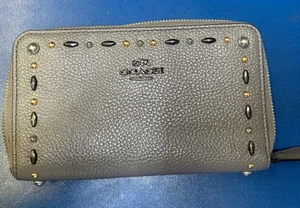 Coach Prarie Rivets Medium Zip Wallet in Leather. Grey - Picture 1 of 9