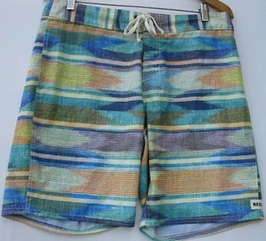 Reef men's polyester/elastane blend colorful boardshorts w/ back right pocket 34 - Picture 1 of 2