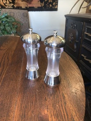 "Juego de coctelera de molino de pimienta y molino de sal OLDE THOMPSON transparente y plateado 7,25"" T" Foto 1 de 4
