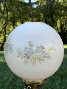 Antigua lámpara de aceite de vidrio satinado pintado a mano pantalla de bola diseño floral - Imagen 1 de 24