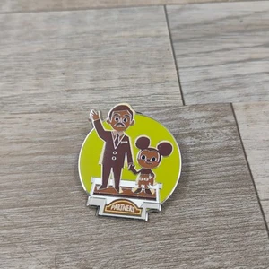 Prendedor de estatua de socios Joey Chou parques Disney - Imagen 1 de 2