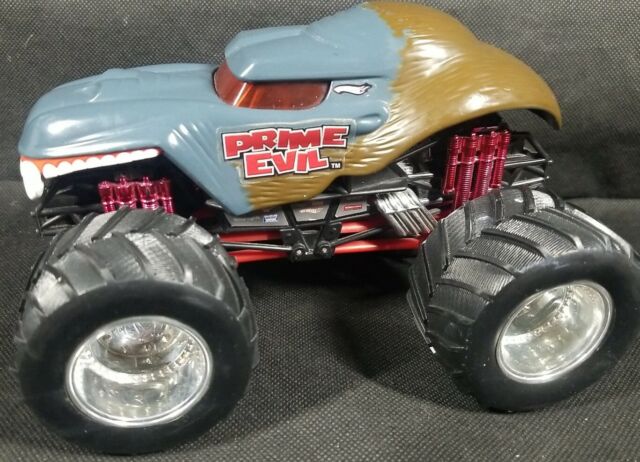 Year 2020 Monster Jam 1:24 Scale Die Cast Metal Official Truck Series -  EARTH SHAKER 20120669 with Monster Tires and Working Suspension