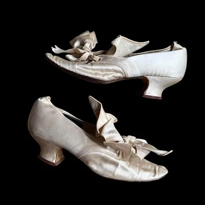Zapatillas antiguas victorianas góticas marfil satinado por Alfred J Cammeyer años 1890-1920  Foto 1 de 4