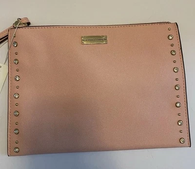 Bolso sin asas de muñeca rosa con tachuelas bolsa cremallera New York & Company nuevo con etiquetas. Foto 1 de 4