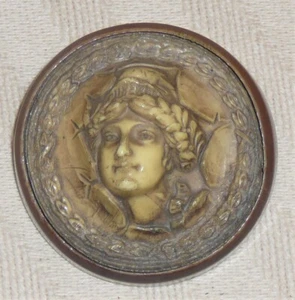 Vintage cameo button, three-dimensional, colors go from ecru to chocolate - Picture 1 of 2