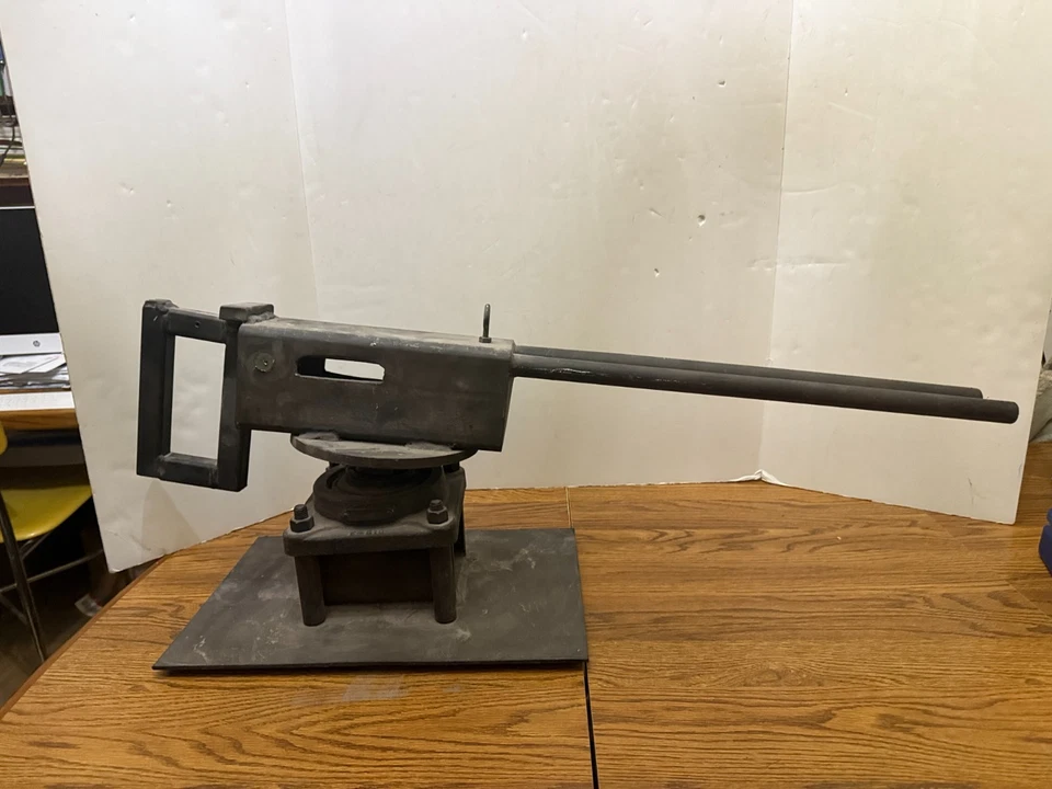 Escultura de arte de metal brutalista de colección de pistola de artillería antiaérea Foto 1 de 4