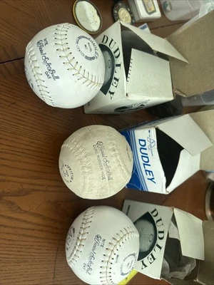 SOFTBOL OFICIAL DUDLEY DE COLECCIÓN - EN PAQUETE ORIGINAL Cantidad 3 Venta al por mayor Envío gratuito Foto 1 de 4