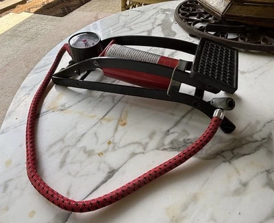 Bomba de aire de pie de alta resistencia con manómetro y adaptador de llenado de bloqueo Foto 1 de 4