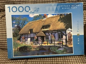 Rompecabezas King 1000 piezas Cottage By The River - Imagen 1 de 1