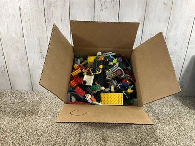 Lego Bulk Assorted Pieces ~ 3.14Lbs Random Lego Lot Misc  7 Minifigs Minifigures - Image 1 of 4