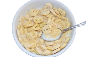 Exhibición de alimentos sintéticos utilería cereal de panal con leche nuevo - Imagen 1 de 1