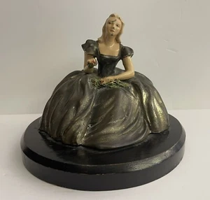 Figura de metal antigua dama con flores - Imagen 1 de 4
