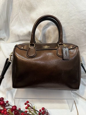 Cartera COACH Granulado Metálico Cuero Metálico Mini Bennett Metálico MARRÓN OSCURO Foto 1 de 4