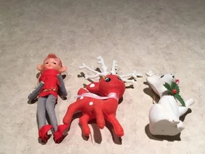 3 adornos navideños de ciervo de reno flocado rojo de colección elfo abrazador de rodilla Japón años 50 60 - Imagen 1 de 8