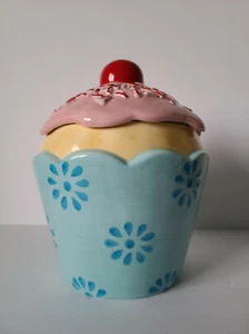 Pier 1 Ceramic Cupcake Cookie Jar Vanilla w Pink Icing Sprinkles Cherry on Top - Bild 1 von 8