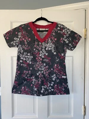 Blusa Médica UA Rosa, Blanco y Negro Flores Pequeña Negra Bolsillos Dobles Foto 1 de 4