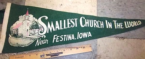 Smallest Church in the World Near Festina Iowa, vintage felt pennant 25 x 8 - Imagen 1 de 3