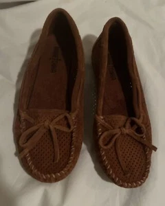 Minnetonka Moccasins 7.5 Brown Breathable Flat Loafer Shoe Bow - Picture 1 of 6