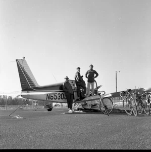 Negativo Vintage Blanco y Negro Formato Medio Grupo Hombres Avión Privado Bicicletas - Imagen 1 de 1
