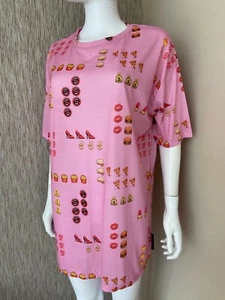 CRIMINAL DAMAGE PINK EMOTICON PRINT OVERSIZED LONG TSHIRT SIZE S-M BNWT - Photo 1/10