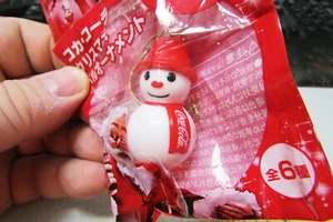 Adorno o Dije de Coca Cola SIN ABRIR con campana, muñeco de nieve de Coca-Cola, importado Japón Nuevo en paquete - Imagen 1 de 3