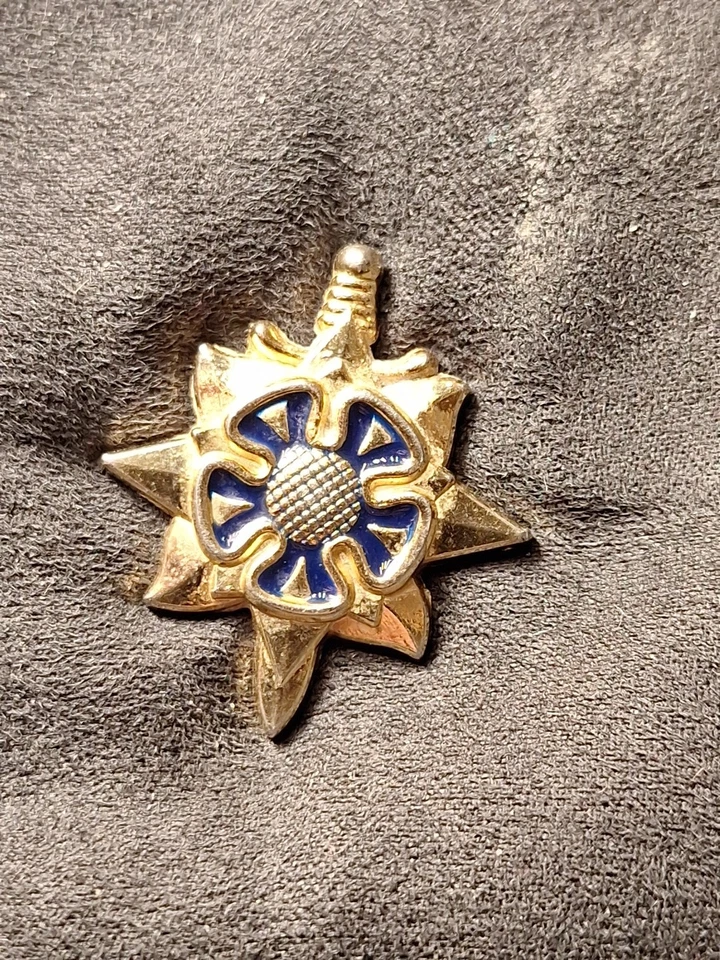 Pin de solapa de metal clásico Battlestar Galactica Viper Pilot cuello plateado (159FLA) Foto 1 de 2