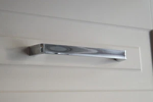 MODERN glänzen Chrome Baden Möbelgriff Ladengriffe Küchen Tür Griffe Ladengriffe - Picture 1 of 4