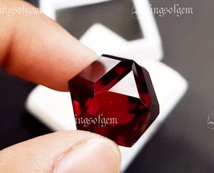 Piedra preciosa suelta de topacio rojo profundo con forma de cubo de 50 quilates para colgante - Imagen 1 de 4