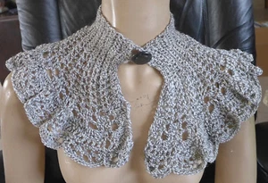 Bufanda calentador de cuello de ganchillo hecha a mano color gris hilo suave capelet botón  - Imagen 1 de 12
