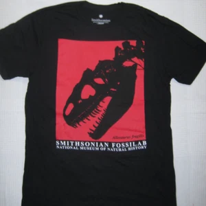 Camiseta Smithsonian Allosaurus Fossil Lab Museo Nacional Historia Natural Grande - Imagen 1 de 4