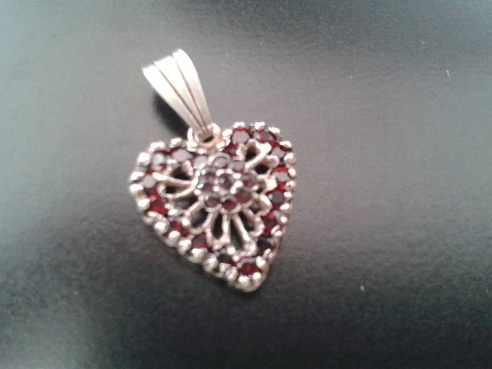 Stile Liberty Cuore Ciondolo Con Granato Argento Gioiello Nuovo - Immagine 1 di 1