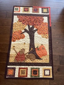 Runner da tavolo trapuntato reversibile NUOVO FATTO A MANO 23,5X42 autunno scoiattolo zucche QW - Foto 1 di 14