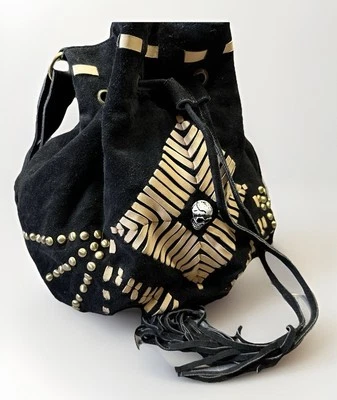 Bolso Cubo de Cuero Boho Punk - Acento Calavera, Gamuza Tachonado, Hecho en India Foto 1 de 4