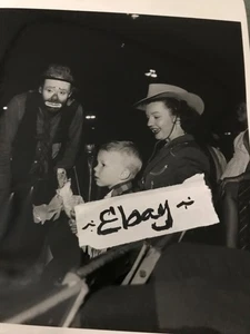 Emmett Kelly, Dale Evans und ihr Sohn 8"x10" s/w Foto - Bild 1 von 1
