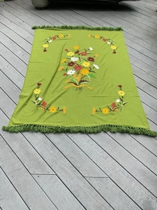 Manta bordada vintage flecos extremos 70” X 51” verde con flores - Imagen 1 de 5