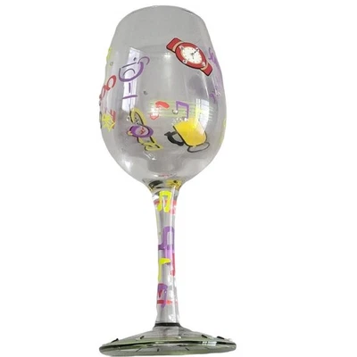 Su copa de vino jadeada a mano en algún lugar reloj 5:00 O  Foto 1 de 4