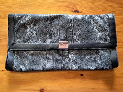 Nuevo bolso sin asas Nine West negro gris, imitación reptil Foto 1 de 4