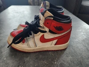BOYS NIKE AIR JORDAN AQ2664-161 YOUTH RETRO HIGH OG HERITAGE RED SHOES SIZE 12C - Picture 1 of 8