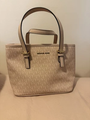 Mini bolso de mano Michael Kors de cuero rosa Foto 1 de 4