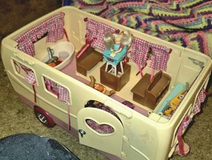 Rimorchio da viaggio Lil Woodzeez Happy Camper Calico Critters camper senza parte superiore con accessorio - Foto 1 di 9