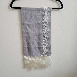 Taupefarbener Leinenschal mit elfenbeinfarbener Blumenstickerei und geknoteten Quastenenden - Bild 1 von 6