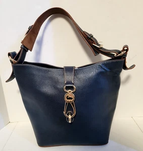 Borsa a tracolla Dooney & Bourke Pebble Grain con chiusura con logo, blu. - Foto 1 di 17