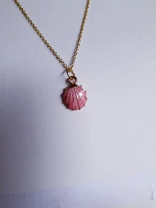 Small Pink Oyster Shell Pendant necklace Gold Plated 18" Chain New - Picture 1 of 2