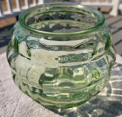 Hermoso pecero de vidrio de uranio  Foto 1 de 4