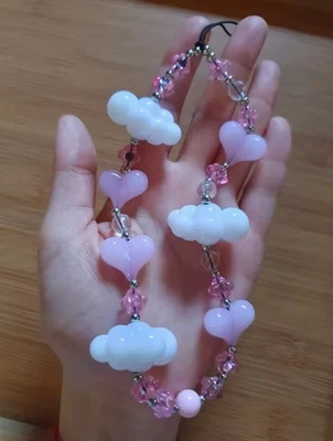Corazones de amor rosa y nubes hinchadas con cuentas caprichosas correa de cordón para teléfono Foto 1 de 4