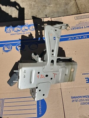 07-13 Infiniti G35 G37 Sedán Marco derecho Soporte de riel de faros OEM Foto 1 de 3