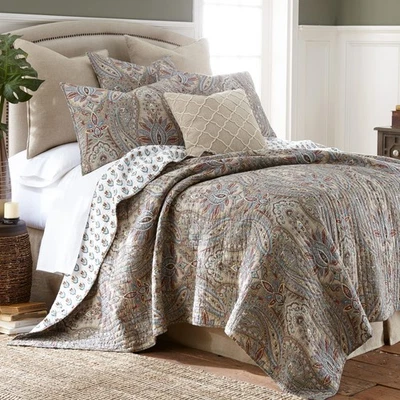 - Kasey Quilt Set - Full/Queen Quilt (88x92in.) + Two Standard Pillow Shams (... - Image 1 of 4