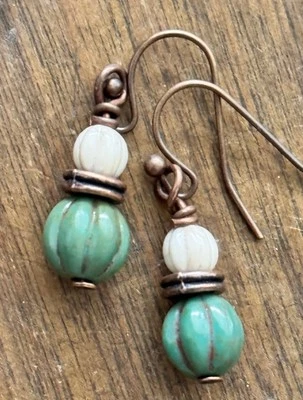 Pendientes pequeños de cuentas checas de cobre, marfil y verde. Foto 1 de 3