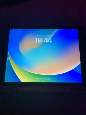 Apple iPad 5. Gen. 128GB, WLAN, 24,64 cm, (9,7 Zoll) - Spacegrau - Bild 1 von 3